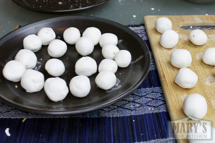 making-tong-yuan-glutinous-rice-balls