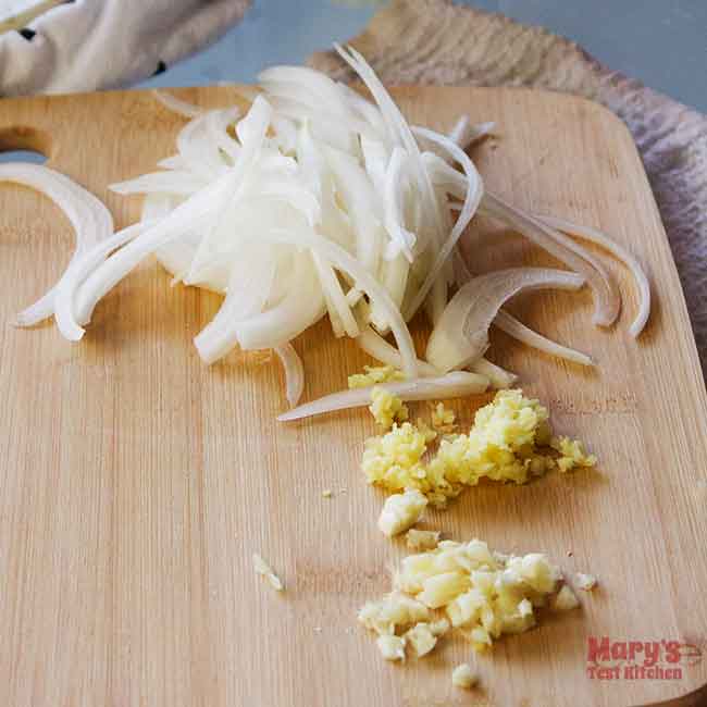 slice white onion, minced garlic and ginger on cutting board