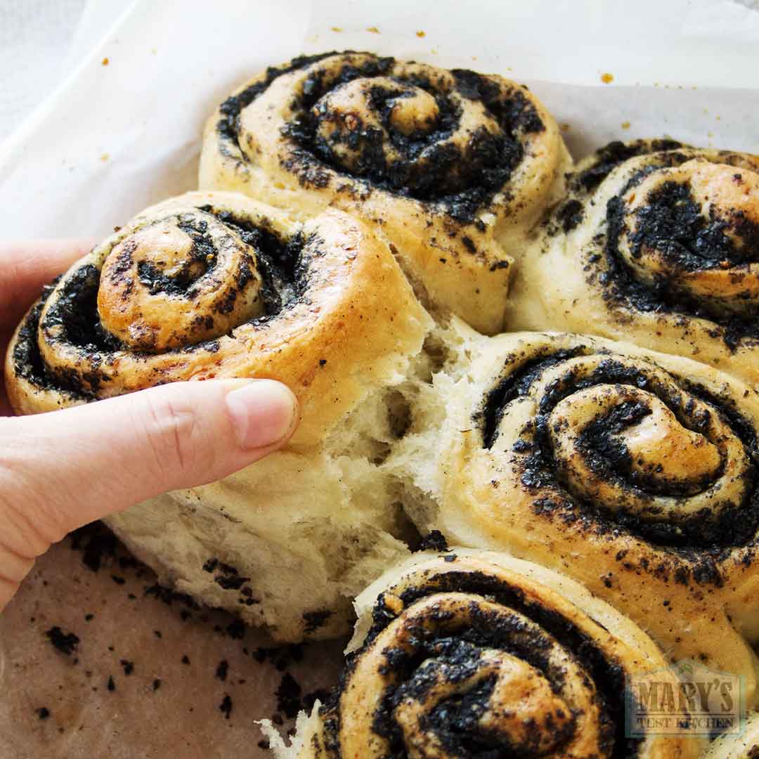 garlic basil rolls with black sesame pulp filling